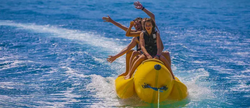 Bouée banane tractée filant sur l’eau dans la baie de Cannes