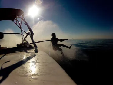 Skieur pieds nus en barefoot derrière le bateau au lever du soleil à Cannes