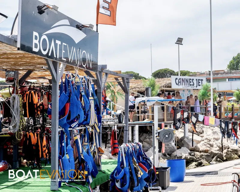 Base nautique Boat Evasion au Port du Béal à Cannes La Bocca, gilets et équipements prêts au départ