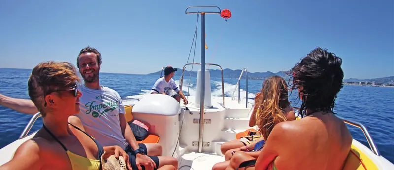 Passagers à bord du bateau de parachute ascensionnel dans la baie de Cannes
