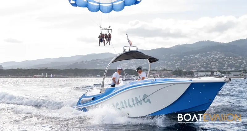 Bateau de parachute ascensionnel au départ vers Théoule-sur-Mer, voile déployée