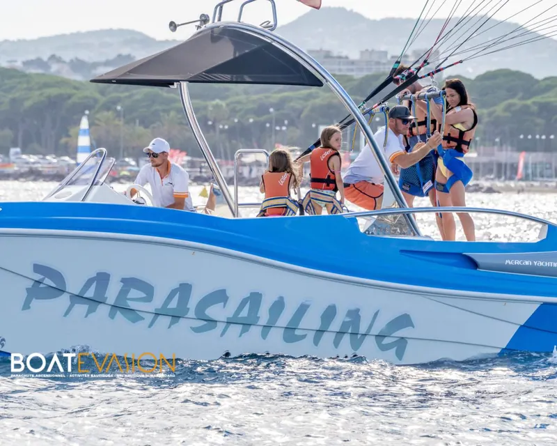 Bateau plateforme de parasailing Boat Evasion au départ du Port du Béal