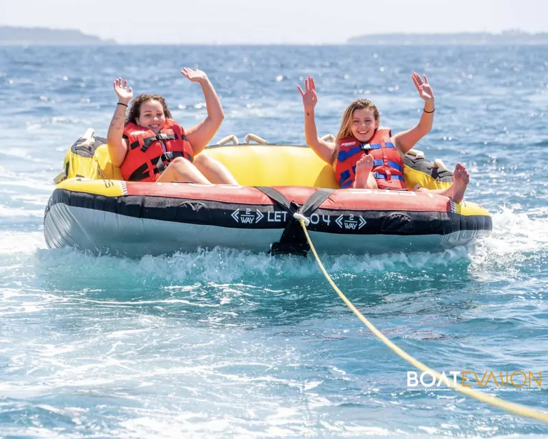 Enfants et parents ravis sur la bouée tractée dans la baie de Cannes