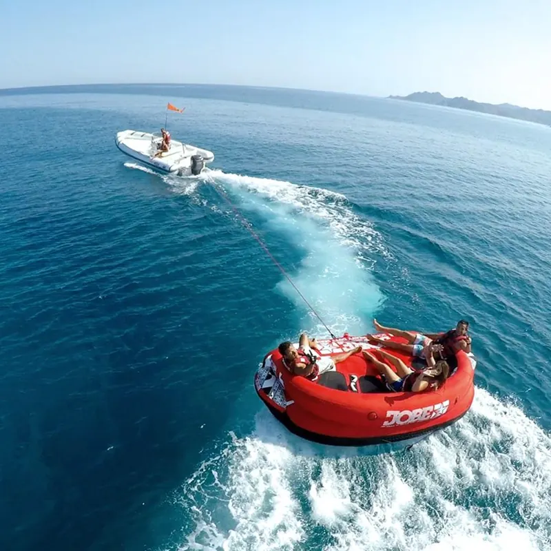 Vue aérienne d’une bouée tractée derrière le bateau sur l’eau turquoise de la baie de Cannes