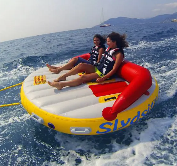 Canapé tracté « sofa » gonflable rouge et jaune sur l’eau à Cannes