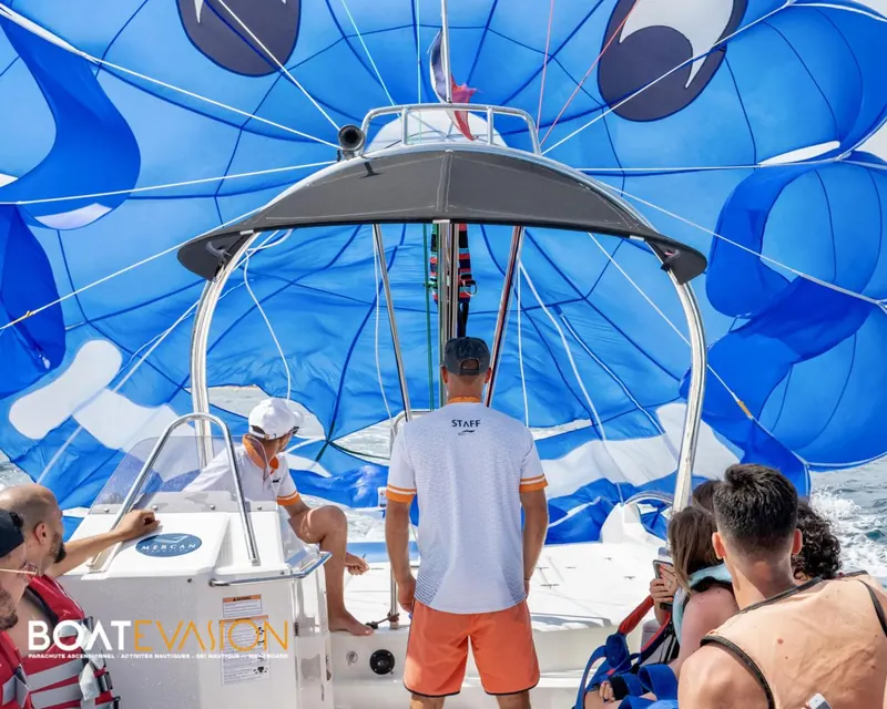 Décollage d’un vol en parachute ascensionnel depuis la plateforme du bateau dans la baie de Cannes