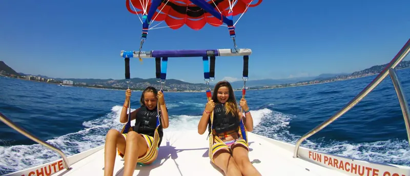 Parachute ascensionnel bleu prenant son envol au-dessus du bateau à Cannes