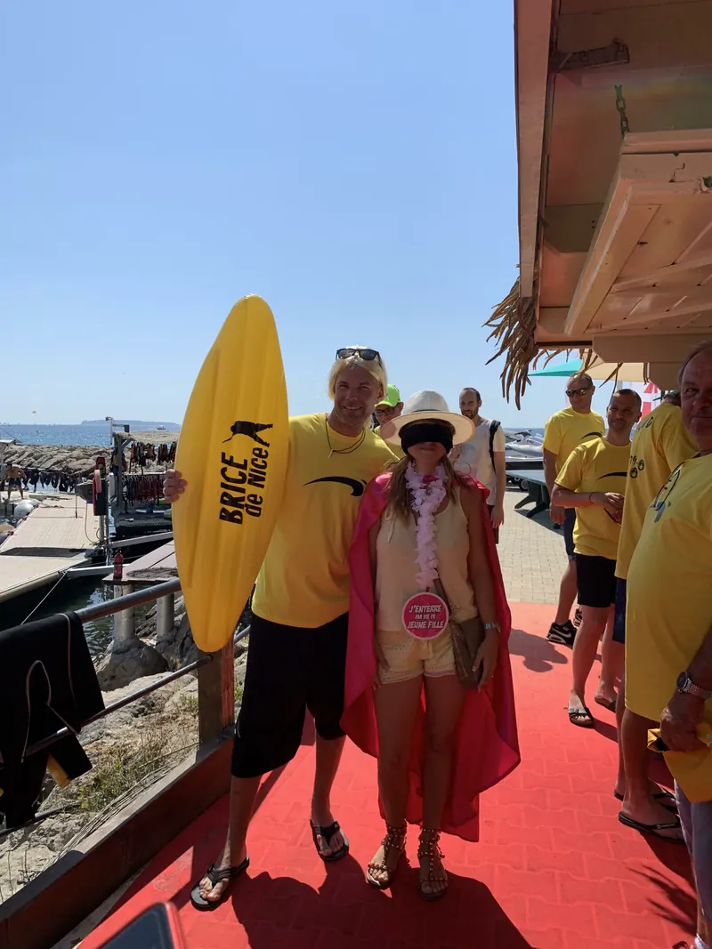 Futur marié déguisé pour son enterrement de vie de garçon sur la base nautique de Cannes