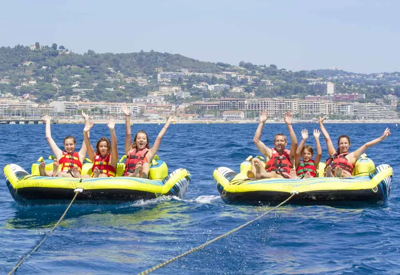 Enterrement de vie de jeune fille sur deux canapés tractés devant Cannes