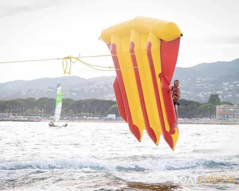 Flyfish qui décolle au-dessus de l’eau, tracté par le bateau entre Cannes et Mandelieu