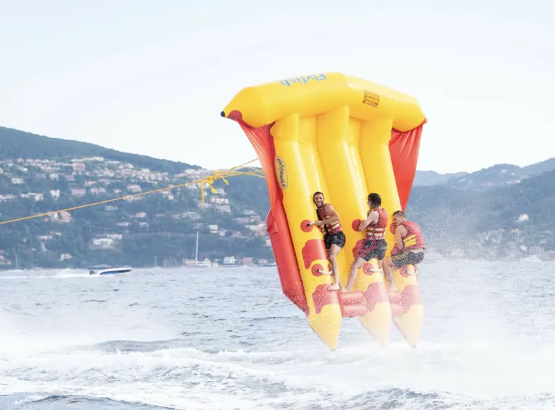 Passagers accrochés au flyfish soulevé par la vitesse dans la baie de Cannes