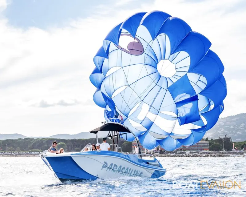 Parachute ascensionnel en vol face aux collines de Théoule-sur-Mer et Mandelieu