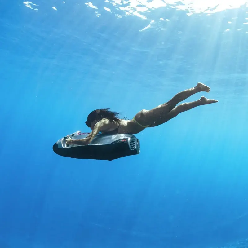 Nageur en apnée propulsé par un seabob dans la Méditerranée