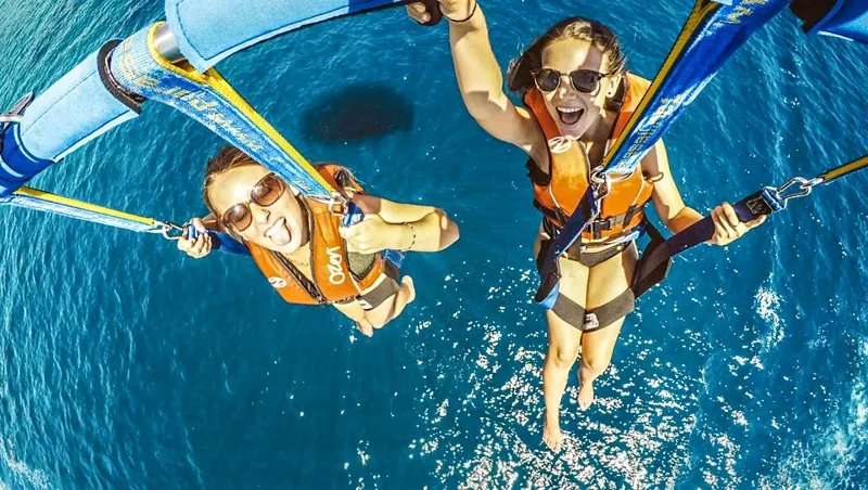 Selfie de deux passagers en parachute ascensionnel au-dessus de la baie de Cannes