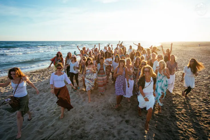 Groupe de collaborateurs réunis sur la plage lors d’un séminaire à Cannes
