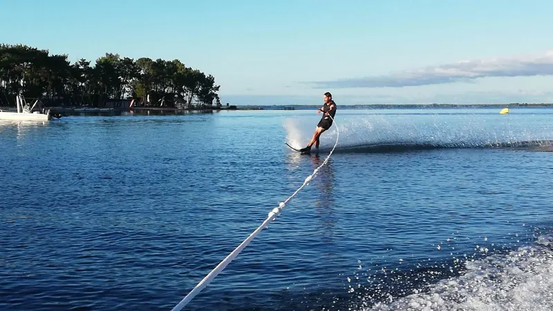 Ski nautique sur une eau d’huile dans la baie de Cannes, matinée calme
