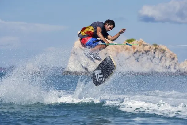 Saut en wakeskate au-dessus du sillage du bateau à Cannes