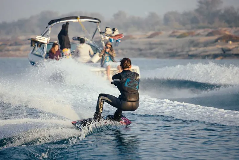 Rider surfant la vague du bateau de wakesurf dans la baie de Cannes